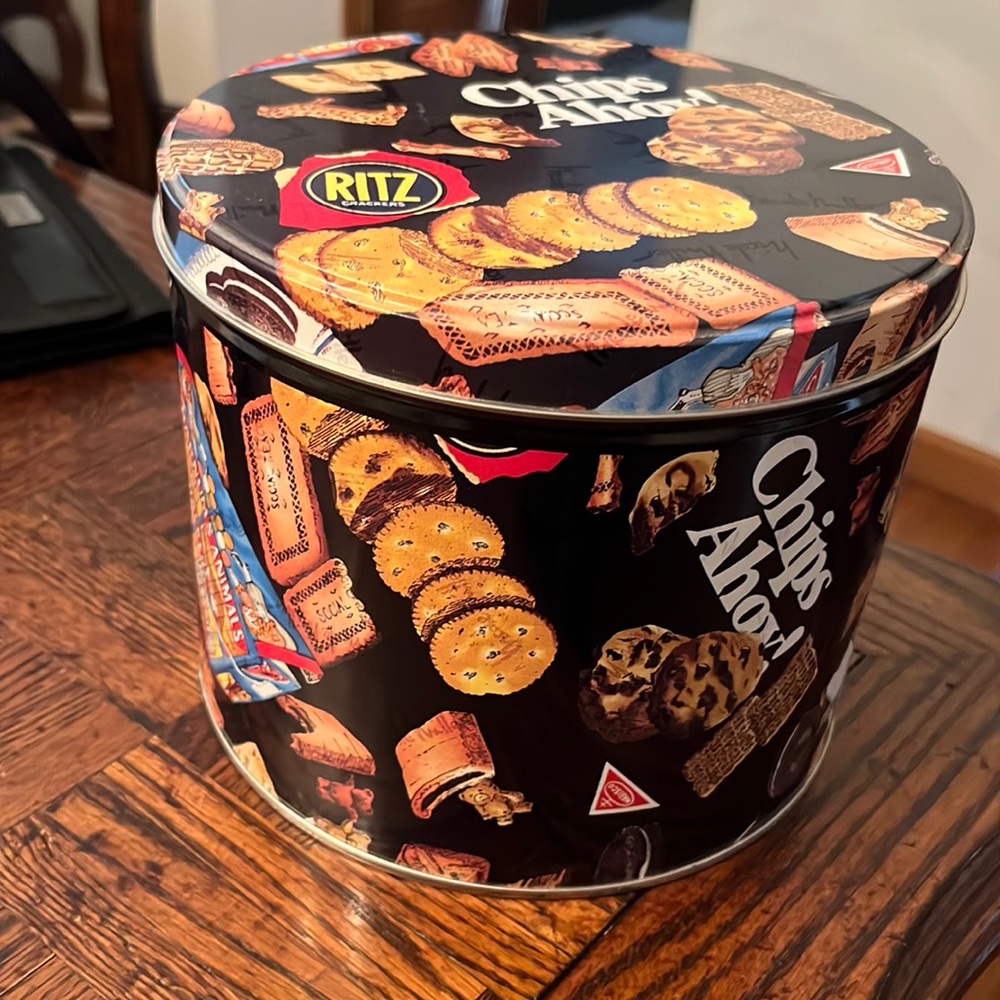 Vintage Nicole Miller and Nabisco tin 🍪